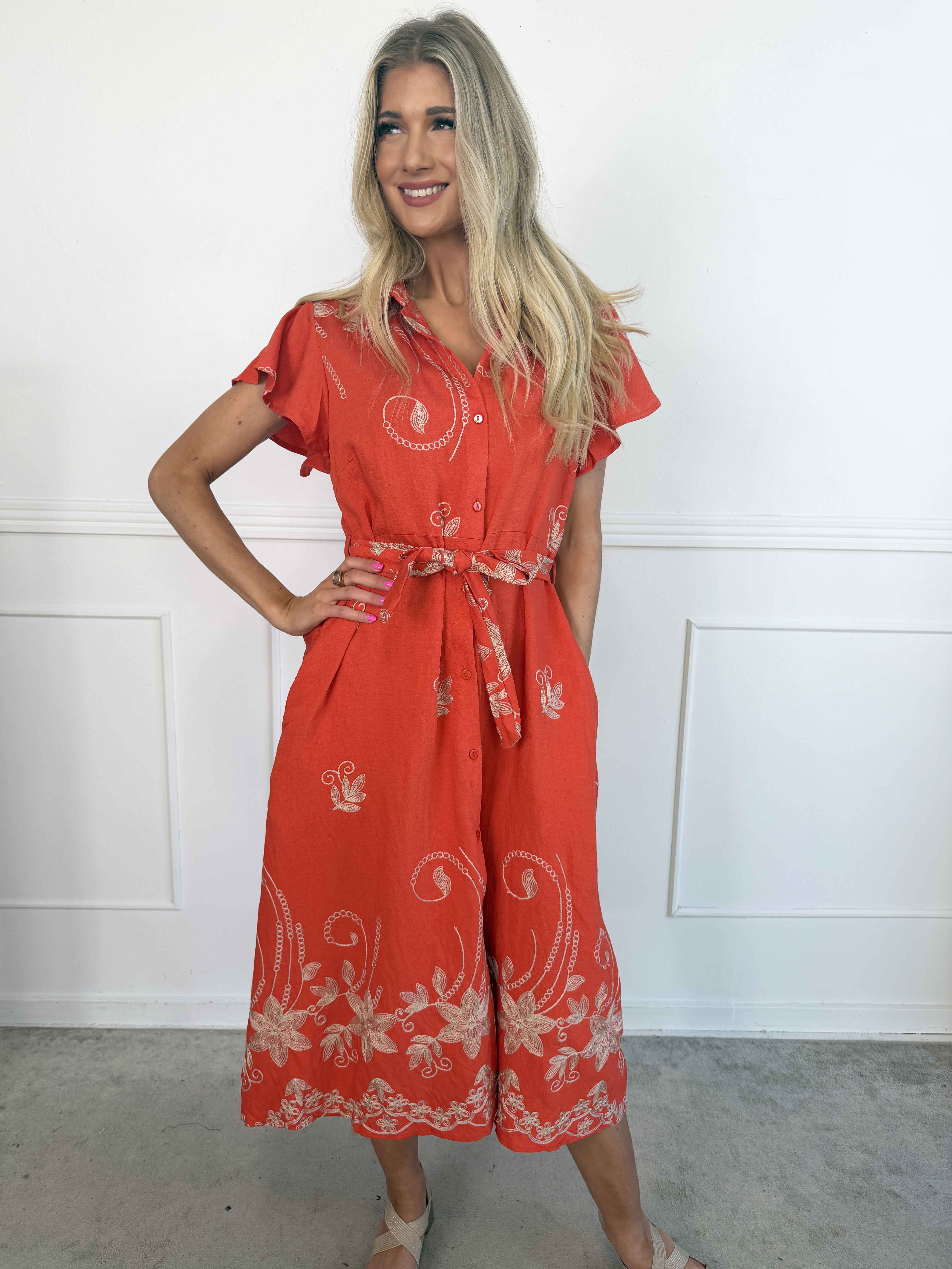 Marianne - Skjortklänning i viskos med broderade detaljer och volangärmar.